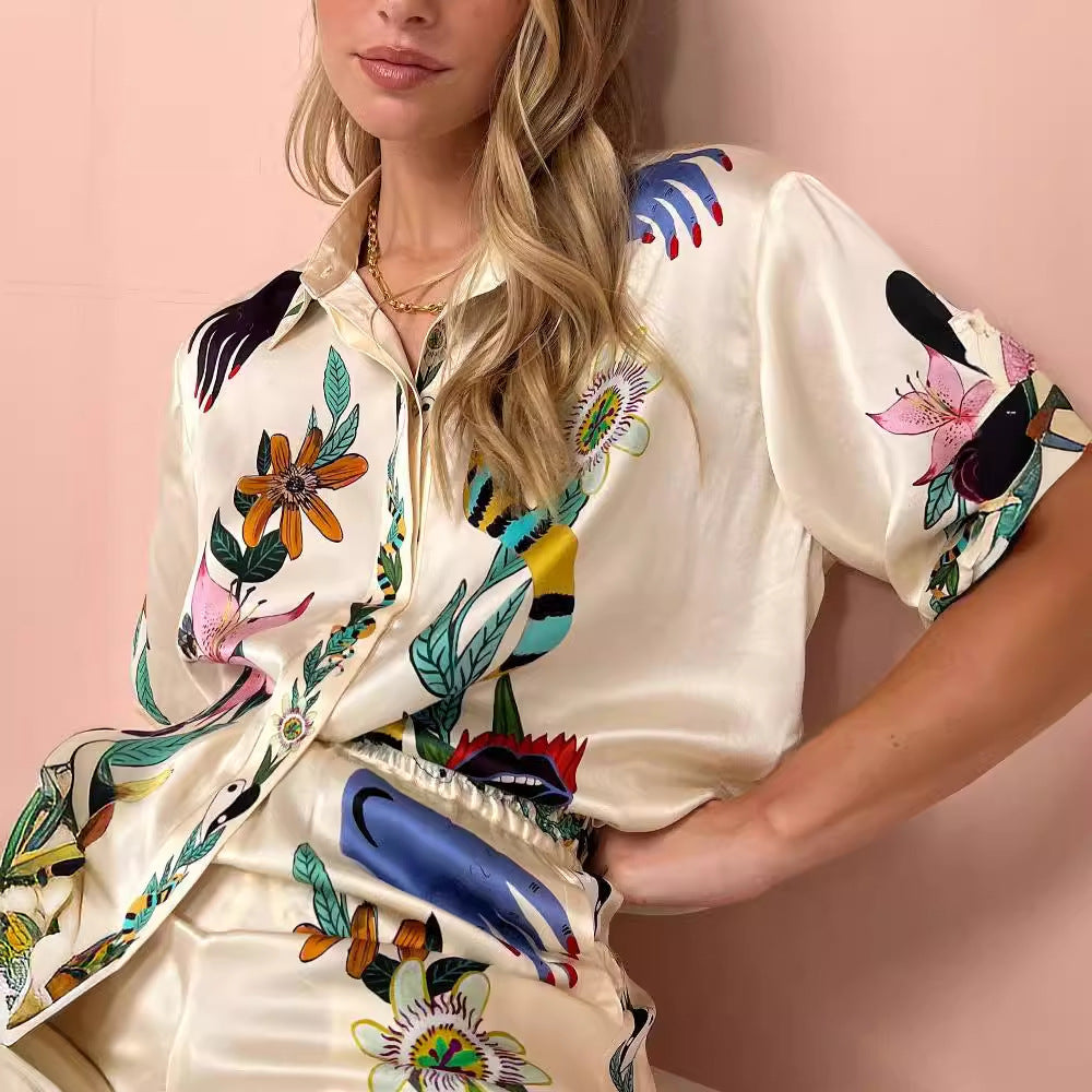 MAGE - Unikt printet oversized skjorte & bukser – Satinfornemmelse